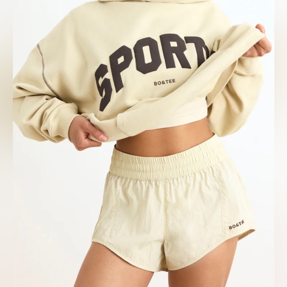 BO & TEE - Wm’s Elasticated Mini Short In Bone - Sz: M. - Picture 2 of 3